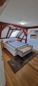 een slaapkamer met een bed in een kamer bij Ferienwohnung Bartenwetzerbrücke 2 in Melsungen