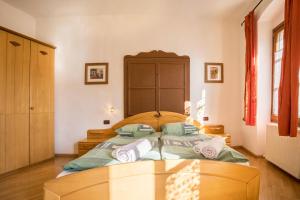 sypialnia z łóżkiem z poduszkami w obiekcie Residence Lena App 1 with Balcony w mieście Tenno
