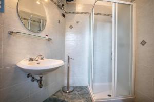 A bathroom at Residence Lena App 1 with Balcony