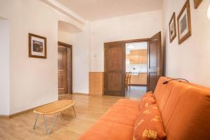 A seating area at Residence Lena App 1 with Balcony
