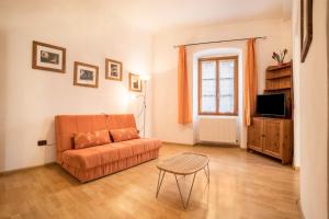 ein Wohnzimmer mit einem orangenen Sofa und einem Tisch in der Unterkunft Residence Lena App 1 with Balcony in Tenno