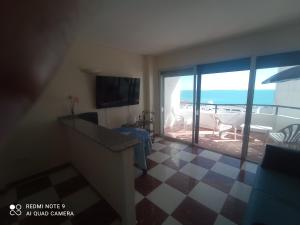 uma sala de estar com vista para o oceano em El MIRADOR em El Puerto de Santa Maria