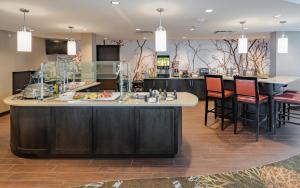 Kuchyň nebo kuchyňský kout v ubytování Staybridge Suites - Saskatoon - University by IHG