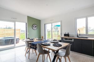 een eetkamer met een tafel en stoelen in een keuken bij La Casalina in Combrit