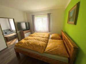 Un pat sau paturi într-o cameră la Apartmán u Sovů