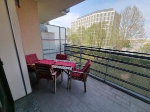 une table et des chaises sur un balcon avec vue dans l'établissement AMA Milano Intero appartamento Bicocca Zona 9, à Milan