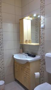 a bathroom with a sink and a mirror at Ferenc Vendégház in Tihany