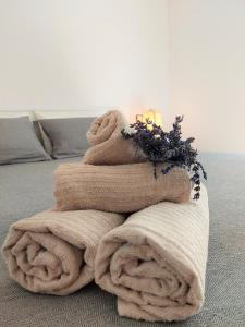 una pila de toallas sentadas en una cama en Deep Blue Cotillo II by Sea You There Fuerteventura, en Cotillo