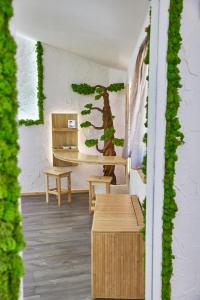 REnt room Japaroom في أنغويلارا سابازيا: غرفة معيشة مع طاولة وشجرة بونساي