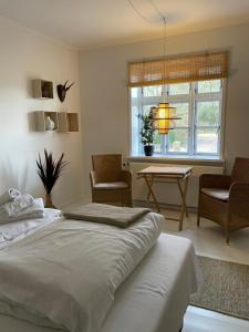 um quarto com uma cama, uma mesa e cadeiras em Feriehus i skøn natur em Stenstrup