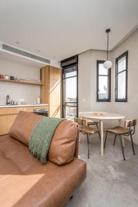 een woonkamer met een bank en een tafel bij Trendy and cosy apartment / Balcony in Tel Aviv