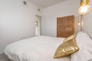 מיטה או מיטות בחדר ב-Trendy and cosy apartment / Balcony