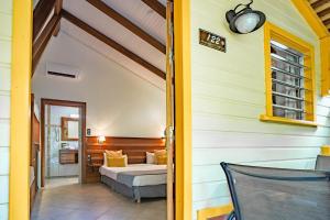 Rúm í herbergi á Hôtel Bambou & Spa
