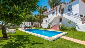 Bazén v ubytování Villa Arancha Nerja by Ruralidays nebo v jeho okolí