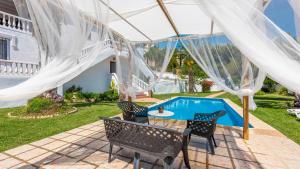 Bazén v ubytování Villa Arancha Nerja by Ruralidays nebo v jeho okolí