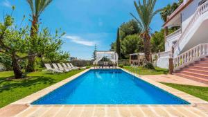Bazén v ubytování Villa Arancha Nerja by Ruralidays nebo v jeho okolí