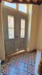 um quarto vazio com uma porta e duas janelas em Princess Amalia Vintage Apartment em Atenas