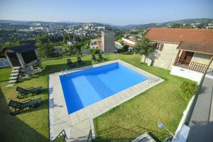Výhled na bazén z ubytování 3 bedrooms villa with private pool enclosed garden and wifi at Amarante nebo okolí