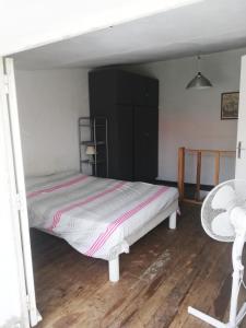 1 dormitorio pequeño con 1 cama y 1 silla en Kaban On, en Marsella