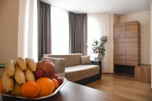 un cesto di frutta su un tavolo in soggiorno di Hotel Garden a Novi Sad