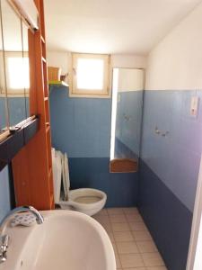 マルセイユにあるKaban Onの青いバスルーム(トイレ、シンク付)