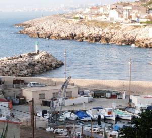 un grupo de barcos están atracados en un puerto en Kaban On, en Marsella