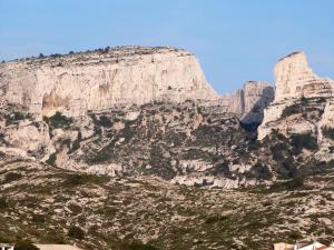 マルセイユにあるKaban Onの青空の岩山の眺め
