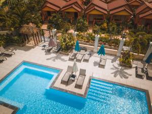 Sundlaugin á Hôtel Bambou & Spa eða í nágrenninu