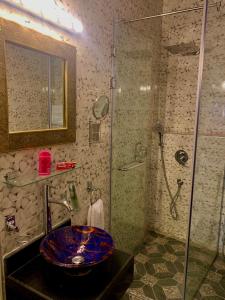 uma casa de banho com um lavatório e um chuveiro em Gamaleya Boutique Hotel no Cairo