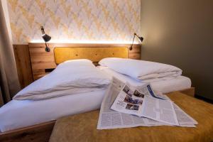 Postel nebo postele na pokoji v ubytování EGINO-Premium Hotel, Restaurant & Bar