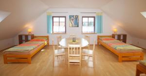 Posteľ alebo postele v izbe v ubytovaní Apartmán V sadu