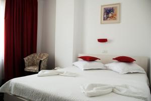 Postel nebo postele na pokoji v ubytování Hotel Cristian + 29 fotografií