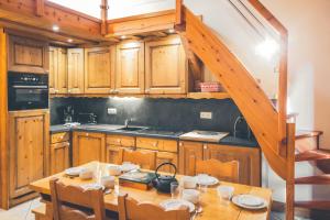 Η κουζίνα ή μικρή κουζίνα στο Le Serre D'or, grand appartement au pied des pistes de ski