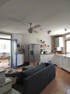 Kuchyň nebo kuchyňský kout v ubytování Laylas Beach Art House