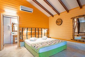 Rúm í herbergi á Hôtel Bambou & Spa