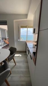 uma cozinha com uma mesa e vista para o oceano em Skyblue em Aguadulce