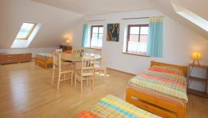 Posteľ alebo postele v izbe v ubytovaní Apartmán V sadu