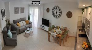 salon z kanapą i stołem w obiekcie Apartamento El Capacho w mieście Torrox Costa