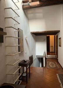 un pasillo con una escalera de caracol en una casa en Daisy House: nice attic in the historical center, en Saló