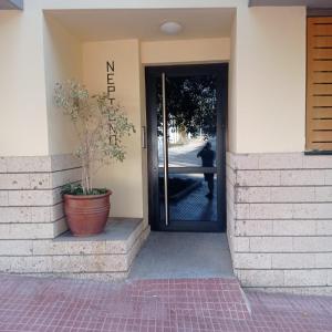 una porta per un edificio con una pianta in vaso all'esterno di Edificio Neptuno ad Adeje