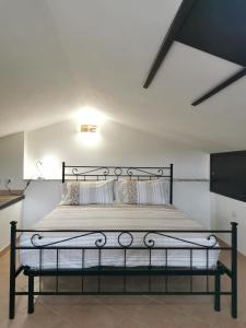 Postel nebo postele na pokoji v ubytování Torre degli Arduini, San Giacomo, Spoleto