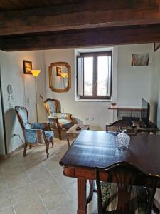 un soggiorno con tavolo e sedie in legno di Torre degli Arduini, San Giacomo, Spoleto a San Giacomo