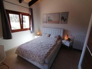 - une chambre avec un lit blanc et 2 fenêtres dans l'établissement Villa Lara, à Sa Pobla 20 autres photos