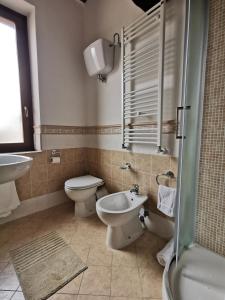 Koupelna v ubytování Torre degli Arduini, San Giacomo, Spoleto