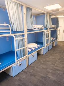 Poschodová posteľ alebo postele v izbe v ubytovaní Smart Russell Square Hostel