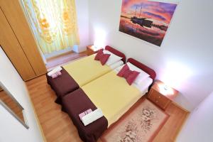 Postel nebo postele na pokoji v ubytování Apartment City Center Dragica