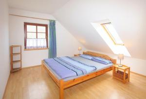 Posteľ alebo postele v izbe v ubytovaní Apartmán V sadu