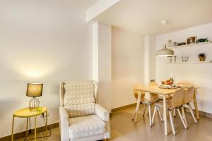 Posezení v ubytování Ground floor apartment in Centre of Torroella De Montgri