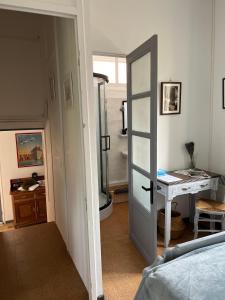 Postel nebo postele na pokoji v ubytování Le Moulin Sainte Marie, chambres d'hôtes et Gîte