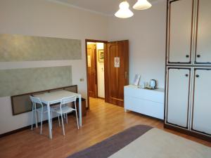 a kitchen and dining room with a table and chairs at B&B Villa Filotea & Apartment in Desenzano del Garda